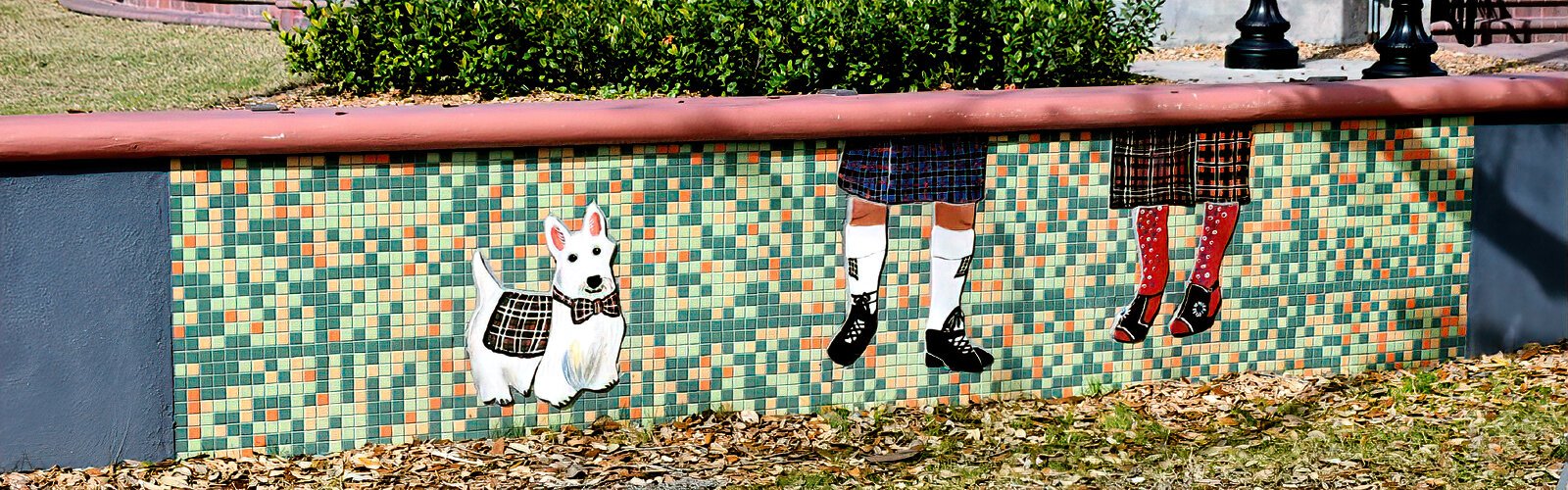 In recognition of Dunedin’s Scottish heritage as well as love of dogs, a mural made of small ceramic tiles showcases Scottish garments together with a Scottish terrier.