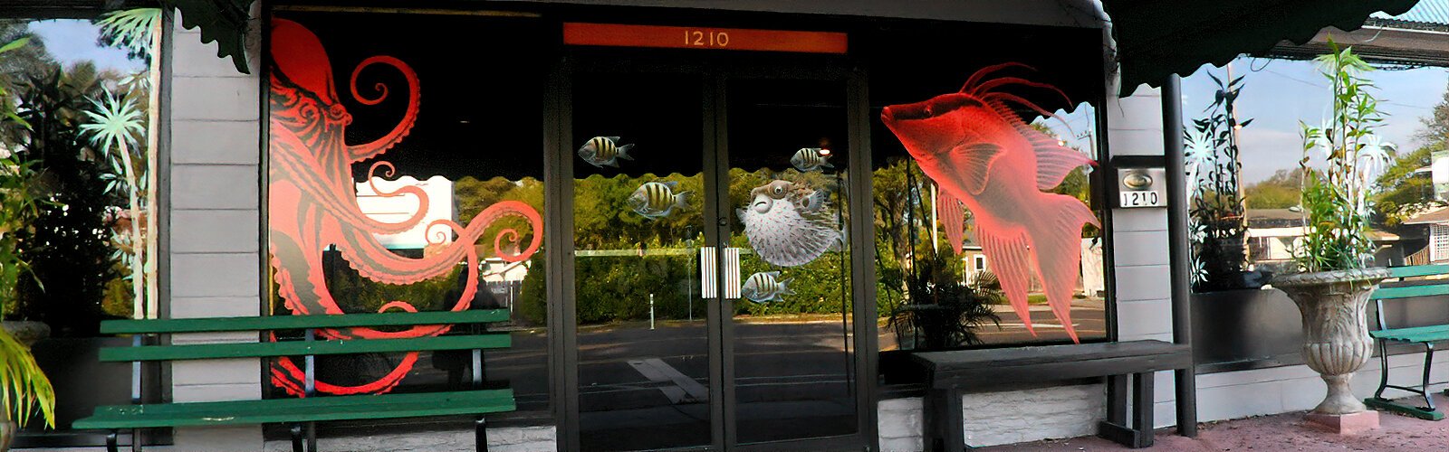 Decorated by an eye-catching set of marine creatures, Hook’s Sushi Bar & Thai Food is a popular sushi place in the MLK North District of St Petersburg.