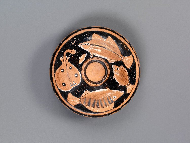 This red-figure fish plate is from the Apulia region of Italy and dates back to the Hellenistic period.