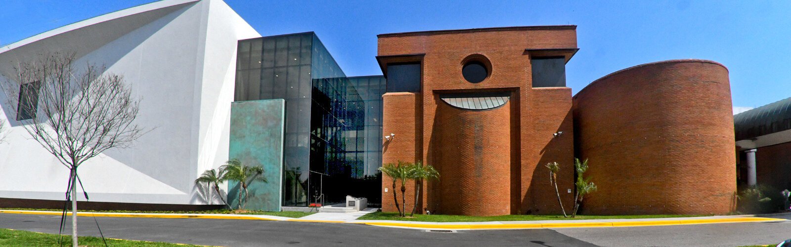 Formerly known as the Polk Museum, Lakeland’s Ashley Gibson Barnett Museum of Art at Florida Southern College (the AGB) features a modern architectural style.