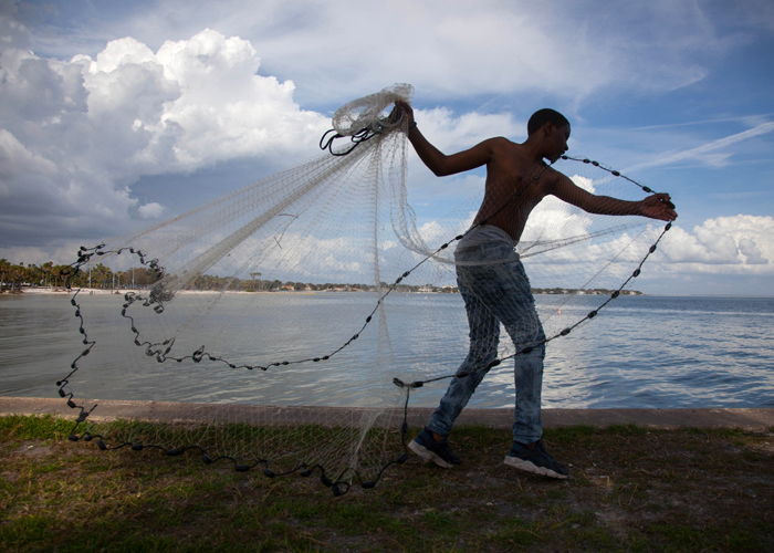 Tyson Jackson fishes for mullet at Vinoy Park in St. Pete.