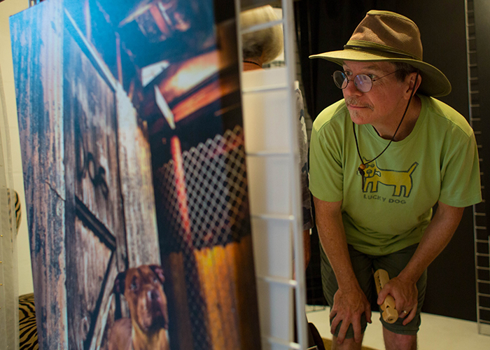 Steven Kenny, an internationally renowned oil painter and Artist Enclave of Historic Kenwood (AEHK) member, checks out portrait photos by Lisa Presnail, also an AEHK member. 