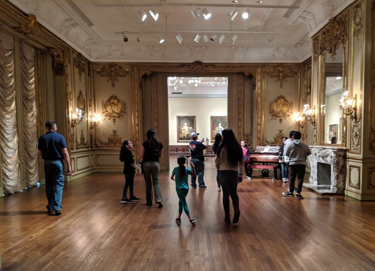 Families from UnidosNow exploring the Museum of Art. 