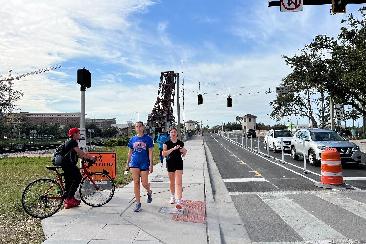 Along the Cass Street Bridge in downtown Tampa, there's a wide sidewalk for pedestrians and barriers separate bicycle and vehicle traffic.