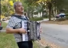 Joey deVilla leading neighborhood sing-along in Tampa.