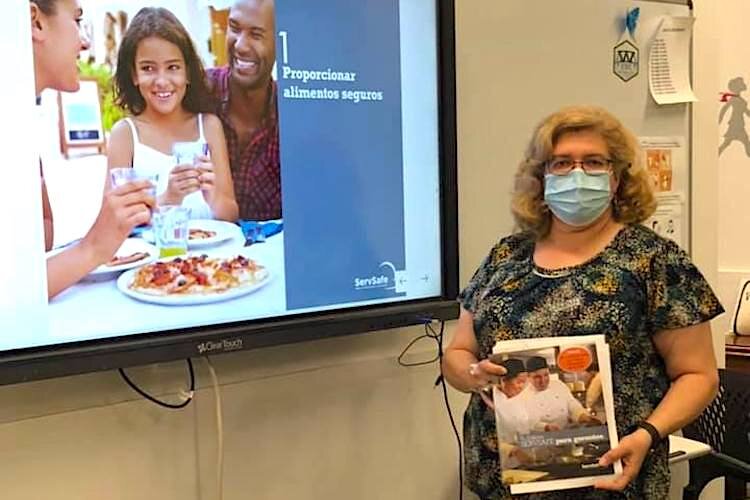 Enterprising Latinas’ Wanda Velez teaches a Food Protection Management Course.