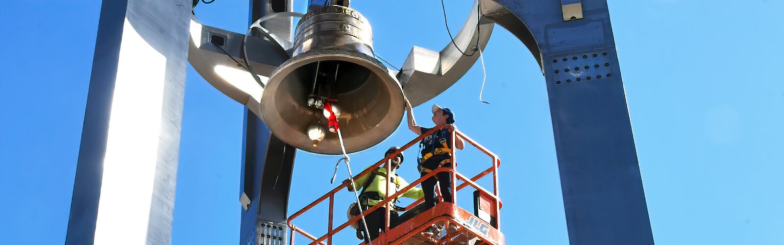 UT benefactor Susan Sykes gives a special pat to the Sykes bell, the Ars Sonora crown jewel, weighing 5,000 pounds and measuring 6 feet tall and 5 feet in diameter, and named after her and her husband John for their generous gift.