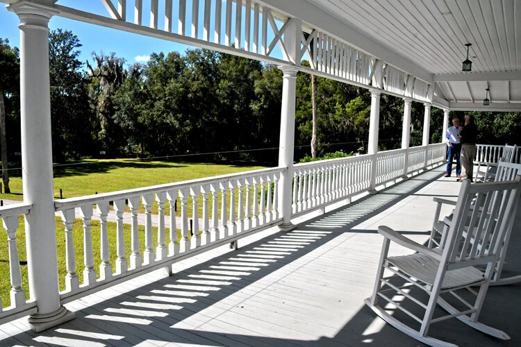 The spacious veranda on the first floor of the manor house offers a place to relax and a view of the surrounding park.