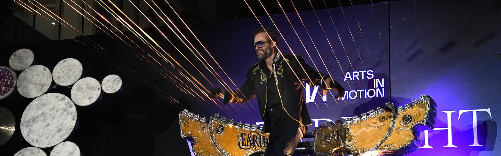 With the strings of his earth harp attached high onto a metal structure above and beyond the heads of the spectators, William Close gives the audience the impression of being inside the instrument.