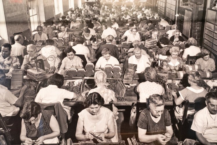 Historic photo of workers in the El Reloj cigar factory.