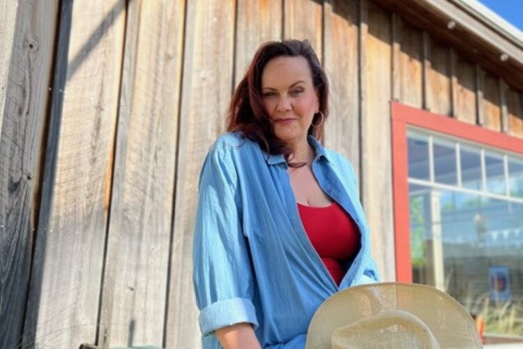 Samantha Marti-Parisi stars in “Red Hot Patriot: The Kick-Ass Wit of Molly Ivins” at TheatreFor in Clearwater 